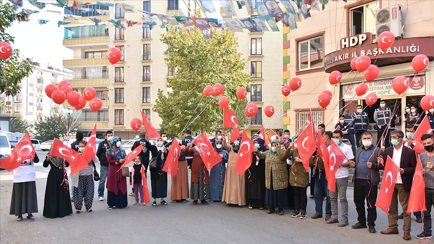 Diyarbakır anneleri Cumhuriyet Bayramı'nı evlat nöbetinde kutladı 