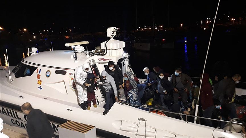 İzmir'de Türk kara sularına geri itilen 36 yabancı uyruklu kurtarıldı