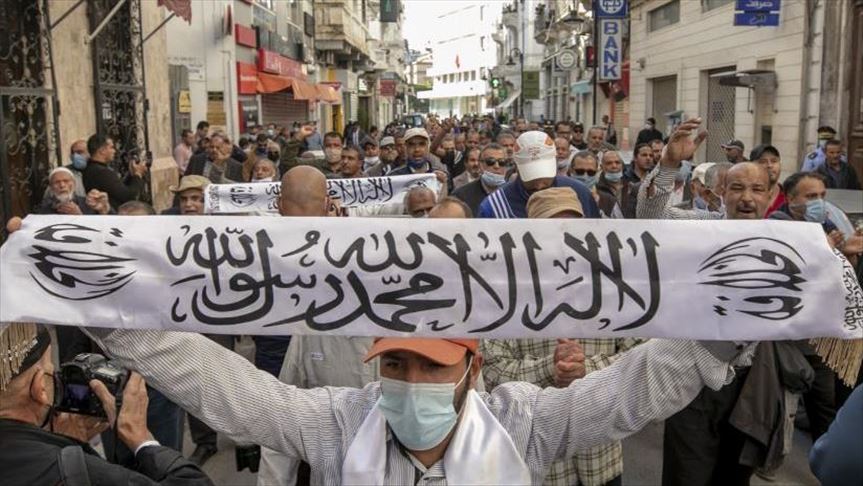 تونسيون يتظاهرون قرب سفارة فرنسا احتجاجا على الإساءة للنبي 
