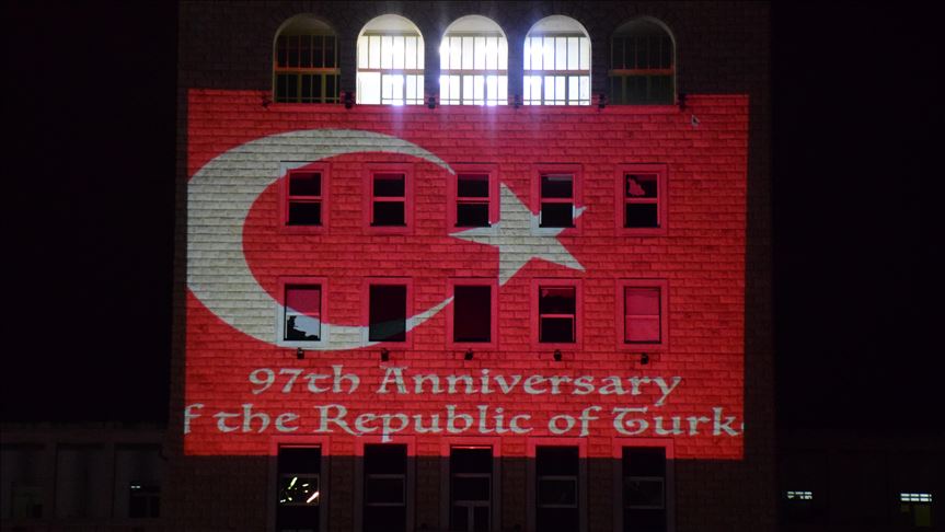 Universiteti Politeknik i Tiranës ndriçohet me ngjyrat e flamurit të Turqisë