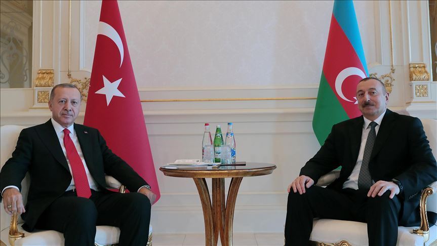 Aliyev, İzmir depremi dolayısıyla Erdoğan'ı arayarak yardıma hazır olduklarını bildirdi