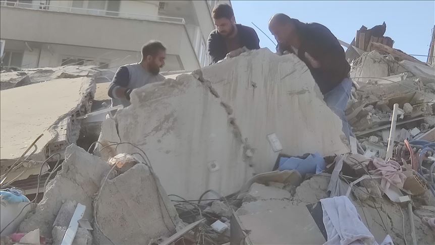 تركيا.. إنقاذ 70 شخصا من تحت أنقاض زلزال إزمير