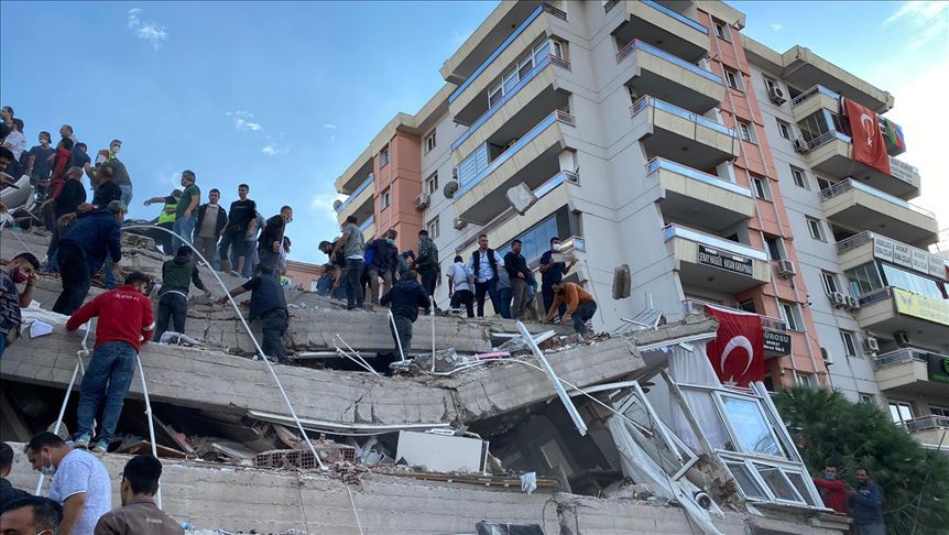 Zemljotres u Izmiru: Spasioci ispod urušene zgrade izvukli četiri povrijeđene osobe
