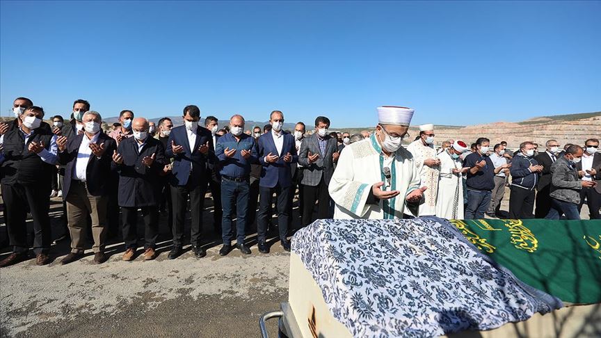 Izmir Deki Depremde Hayatini Kaybedenler Son Yolculuguna Ugurlaniyor