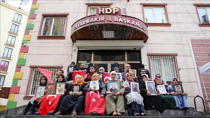 Diyarbakir locals firmly back parents' anti-PKK  sit-in protest