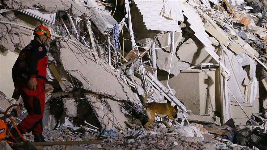 یک مادر با 3 فرزندش از زیر آوارهای زلزله ازمیر نجات داده شد