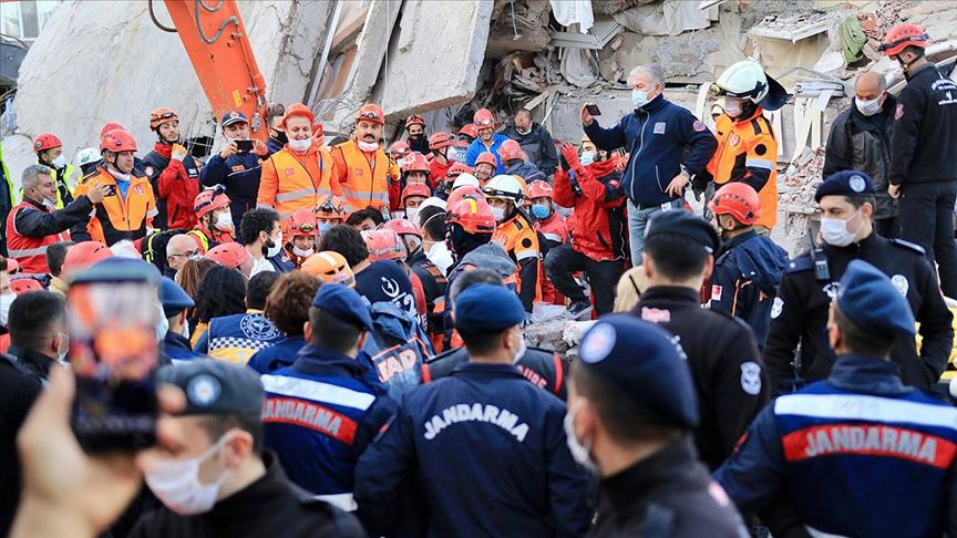 İzmir'de 17 saat sonra enkaz altındaki 3 kişiye daha ulaşıldı