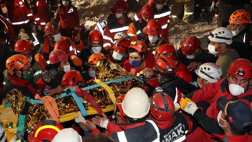 İzmir'deki depremden yaklaşık 58 saat sonra 14 yaşındaki İdil enkazdan yaralı çıkarıldı