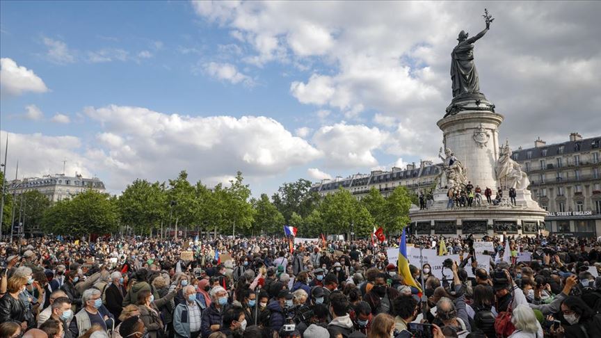 Fransa'da halkın sadece 26'sı 'yönetimin kendilerini koruyabileceğine' inanıyor