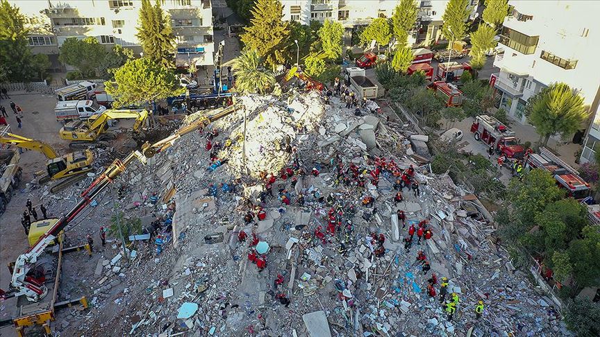 İzmir'deki depremde yıkılan binalarla ilgili 9 kişi gözaltına alındı