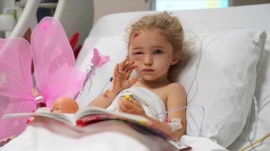 زلزال إزمير.. الطفلة "أليف" تلوح بيدها بعد 65 ساعة تحت الأنقاض