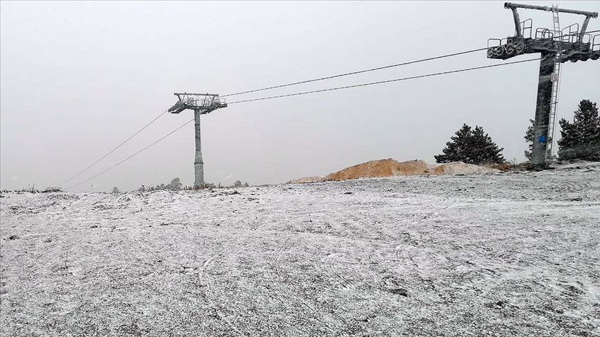 Cıbıltepe Kayak Merkezi'ne mevsimin ilk karı düştü