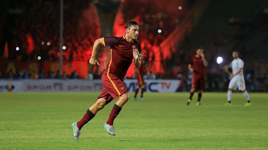 Roma legend Totti contracts COVID-19