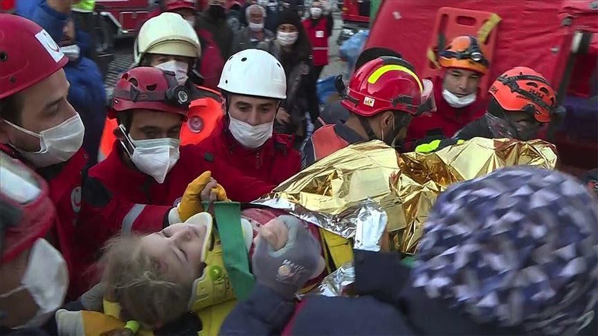 تركيا.. إنقاذ طفلة بعد 65 ساعة على زلزال إزمير