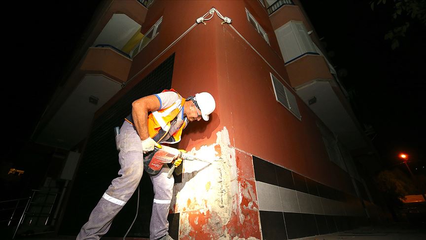 Deprem sonrası Bornova ve Bayraklı'da 100 bin bina incelenecek