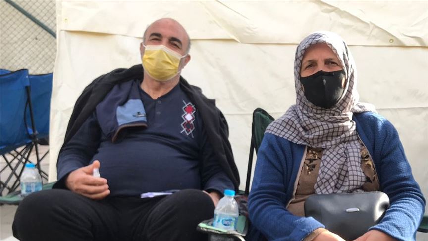 İzmir'deki Barış Sitesi sakinleri depremde yaşadıkları korku ve endişeyi anlattı