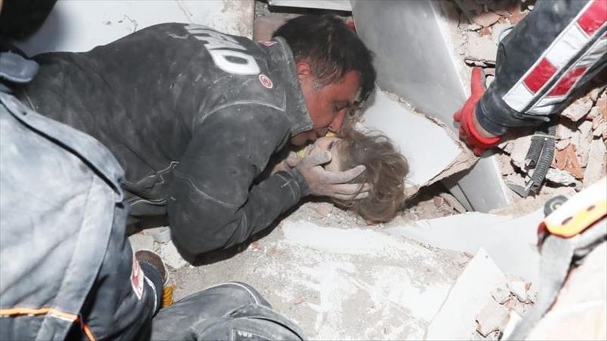 В Измире спустя 91 час после землетрясения спасли 3-летнюю девочку