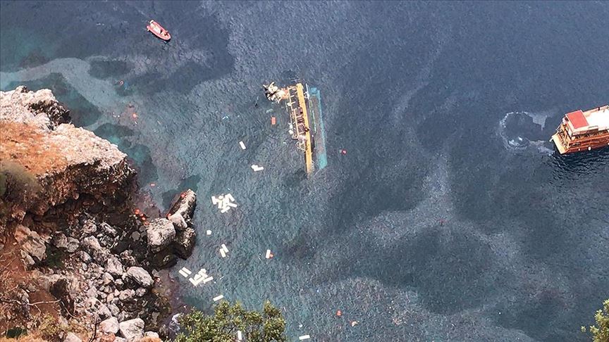 Alanya'da tur teknesi battı