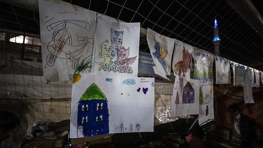 Depremzede Cocuklar Evlerini Cizdikleri Resimleri Kale Direginde Sergiliyor