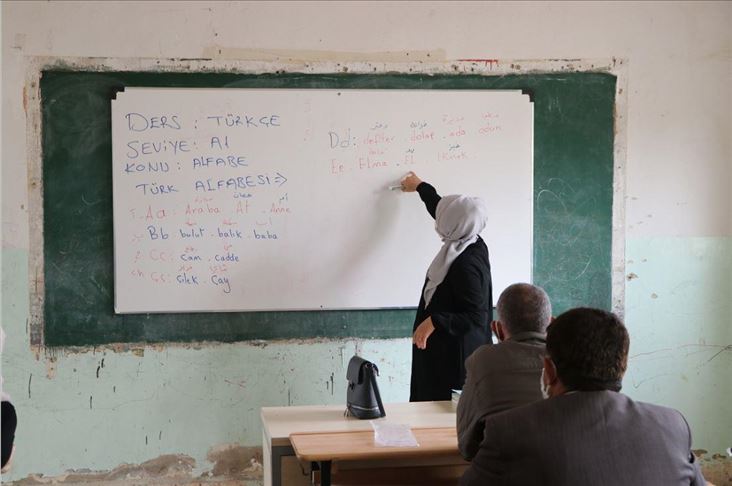 ولاية "أورفة" تطلق دورات تعليم اللغة التركية شمال سوريا