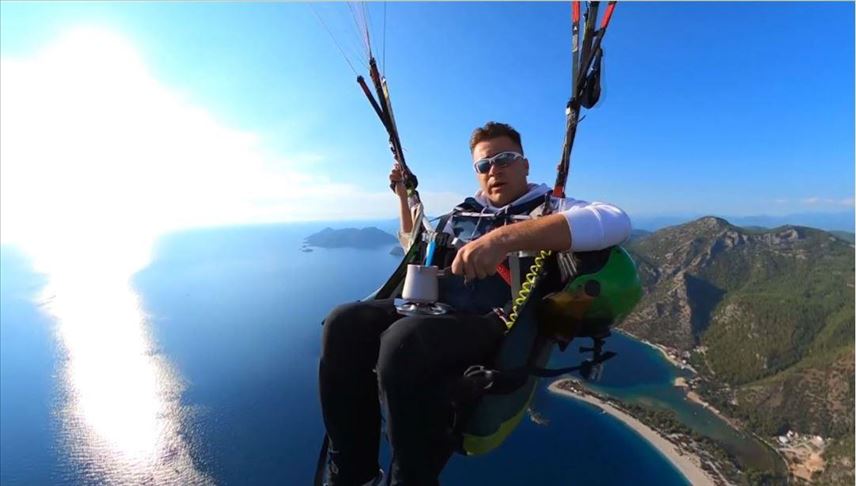 مظلّي يعد القهوة التركية محلقاً في سماء موغلا