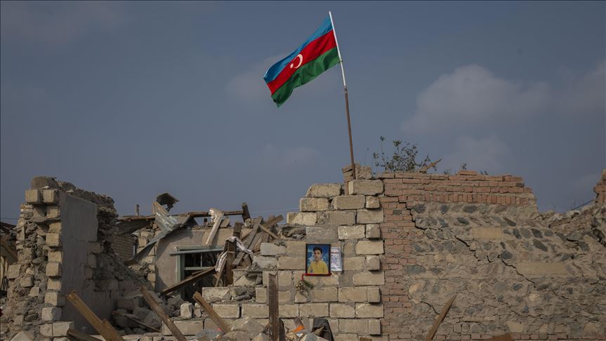 Жители Гянджи восстанавливают дома после ракетного обстрела ВС Армении 