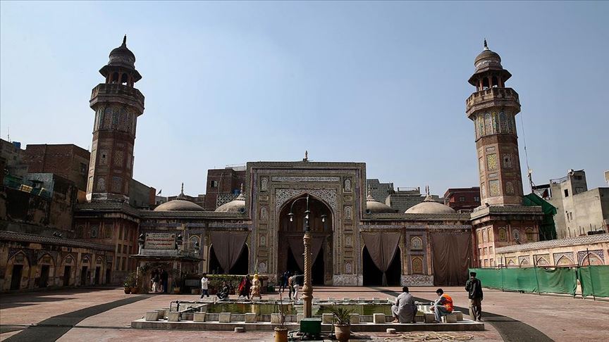 Babürlerin motifleriyle ünlü mabedi: Vezir Han Camisi