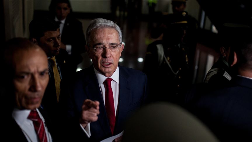 El expresidente colombiano Álvaro Uribe enfrentará investigación en libertad