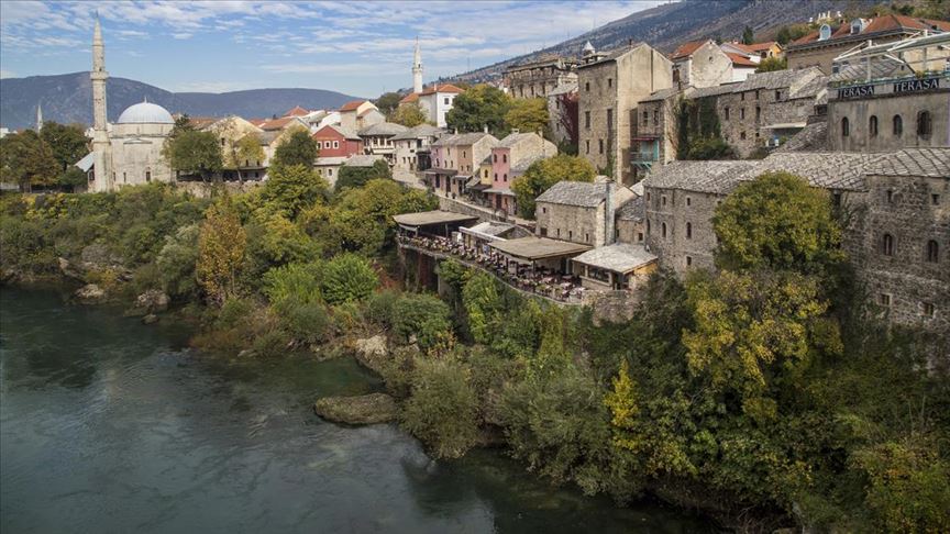 Mostar'ın tarihi çarşısındaki dükkanlar, salgın nedeniyle kapılarına kilit vuruyor