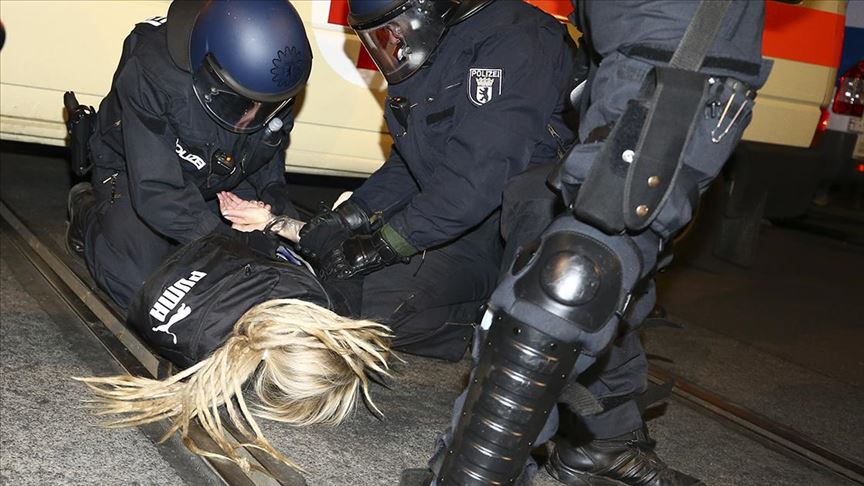 Almanya’da Kovid-19 önlemleri protesto edildi: Birçok kişi yaralandı, çok sayıda kişi gözaltına alındı