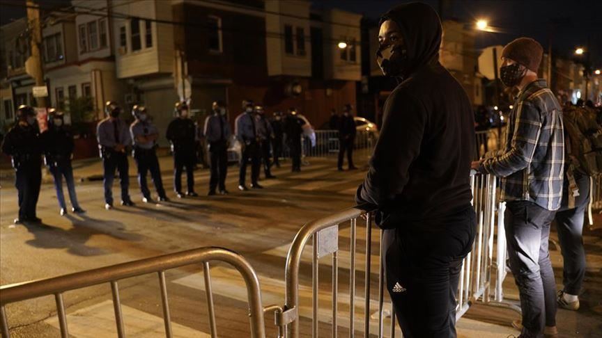 بعد إعلان فوز بايدن.. أنصار ترامب يحملون السلاح