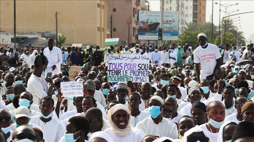 السنغال.. عشرات الآلاف يتظاهرون ضد إساءة ماكرون للإسلام