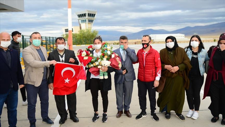 Avrupa üçüncüsü olan milli judocu Özlem Yıldız memleketinde coşkuyla karşılandı