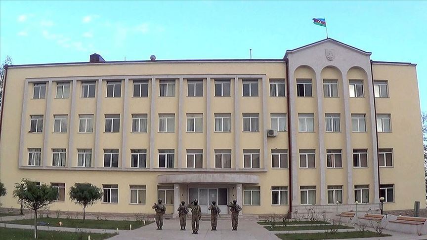 Ejército azerbaiyano iza la bandera del país en la recién liberada ciudad de Shusha