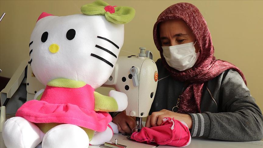 El Yapimi Oyuncak Ile Yetim Ve Oksuz Cocuklarin Yuzlerini Gulduruyorlar