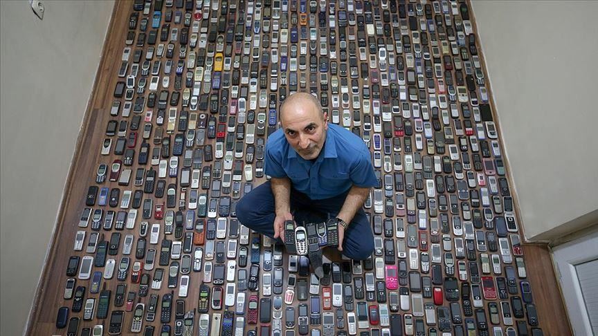 Турција: Мајстор од Ван љубоморно ја чува колекцијата од мобилни телефони собрана за 20 години 