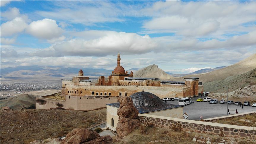 Qesra Îshaq Paşa ya li Agiriyê digel şewba Kovîd-19ê ji ziyaretvanan vala nema