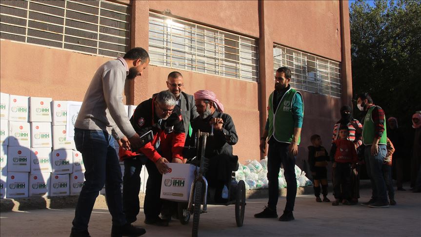 جمعية إغاثية تركية تقدم المساعدات للمحتاجين بمنطقة "نبع السلام" بسوريا