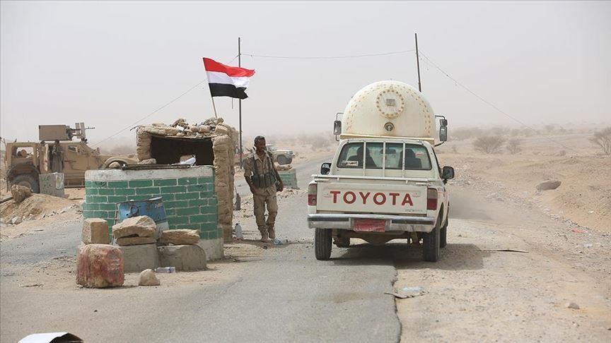 اليمن.. "الحوثي" توقف 3 مسؤولين وتمنعهم من السفر إثر تهم فساد