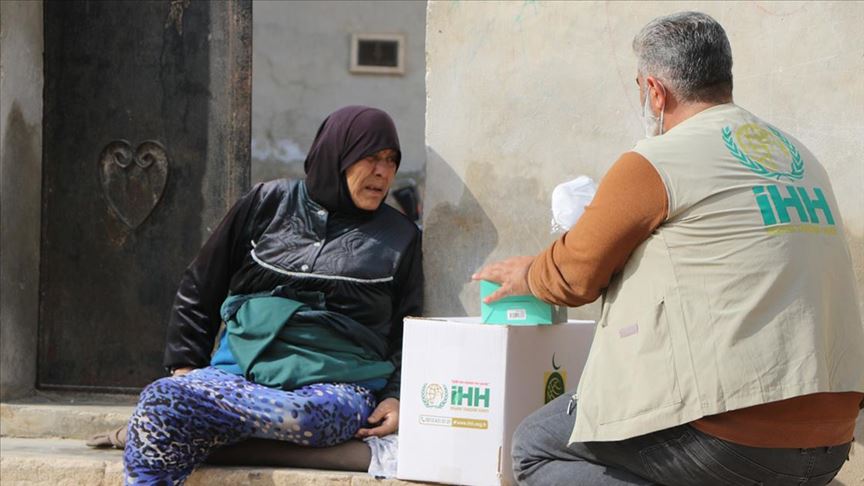"الإغاثة" التركية توزع مساعدات غذائية لمخيمات إدلب