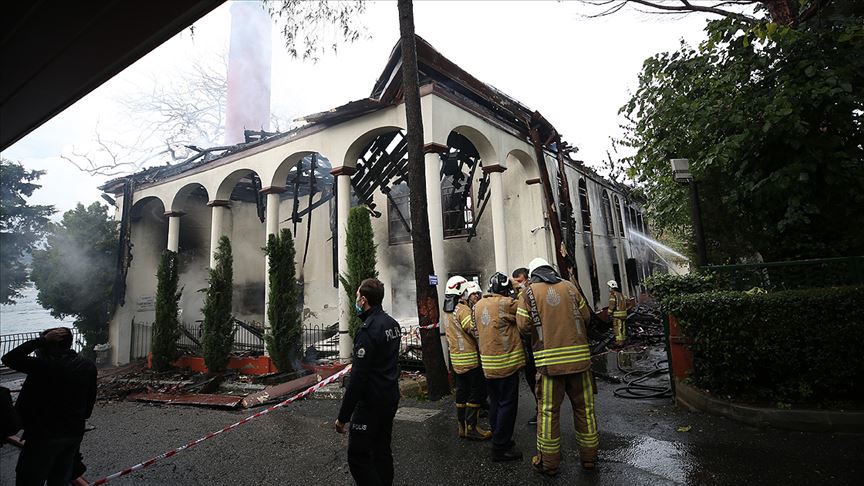 Tarihi Vaniköy Camisi'ndeki yangına ilişkin soruşturmada 5 kişinin bilgi sahibi sıfatıyla ifadelerine başvuruldu
