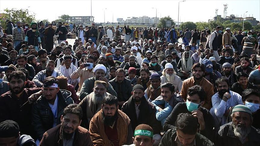 Manifestantes contra caricaturas de revista francesa Charlie Hebdo se enfrentaron con la Policía en Pakistán