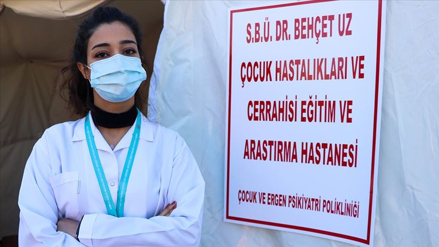 Bir Yilda Iki Buyuk Deprem Yasayan Doktor Cadir Kentte Cocuklar Icin Mesai Yapiyor