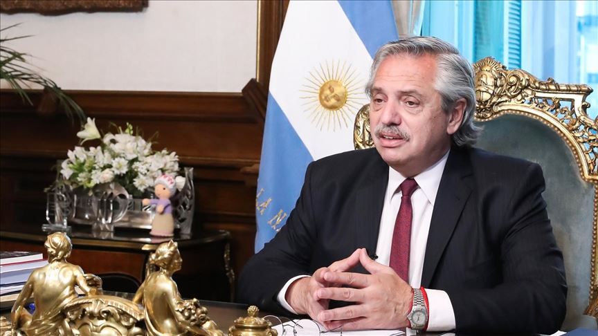 Presidente de Argentina le pide a Joe Biden 'desterrar la idea de una intervención militar en