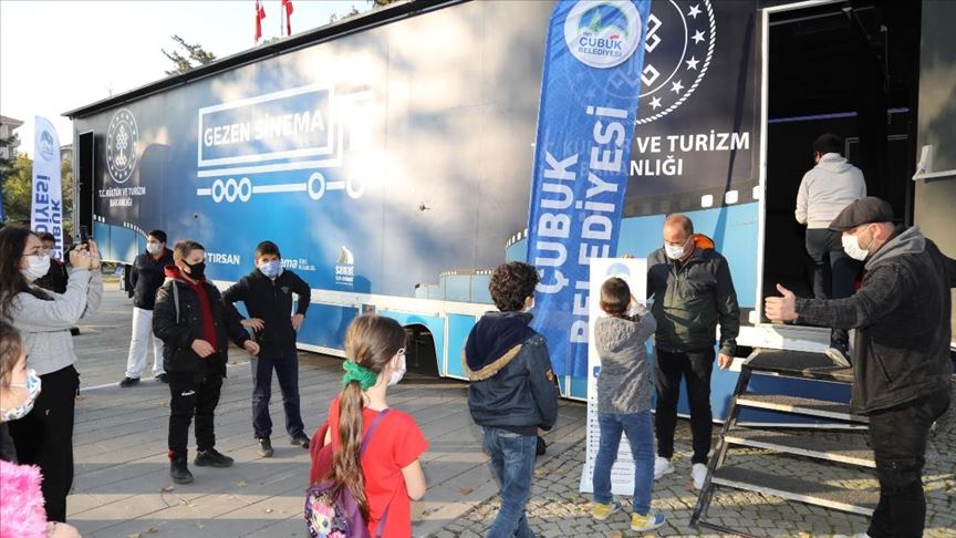 'Gezen Sinema Tırı' hem hijyen kurallarını öğretiyor hem sinema keyfi yaşatıyor