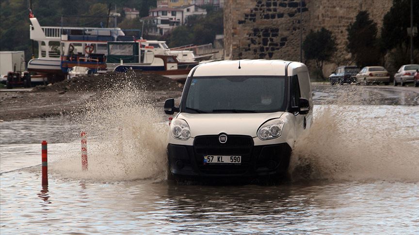 Sinop’ta sağanak heyelan ve su baskınlarına neden oldu