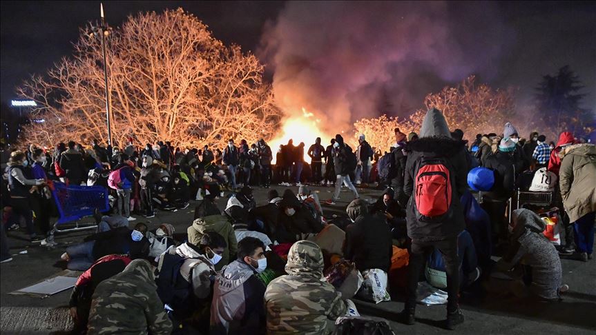 La Policía francesa evacuó un campamento de 2.000 migrantes en un suburbio de París