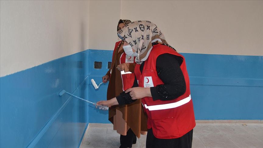 Türk Kızılay gönüllüleri ara tatilde köy okulunu boyayıp sınıfları temizledi