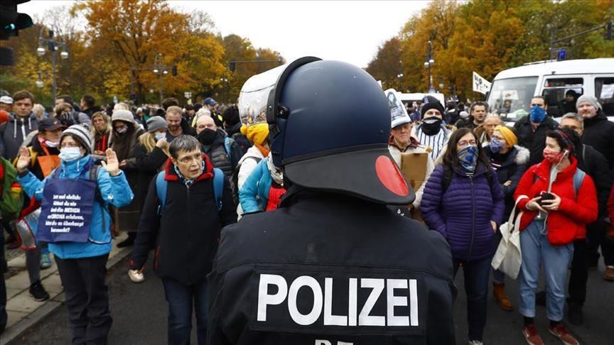 Полицијата со водени топови го прекина протестот на илјадници граѓани во Германија