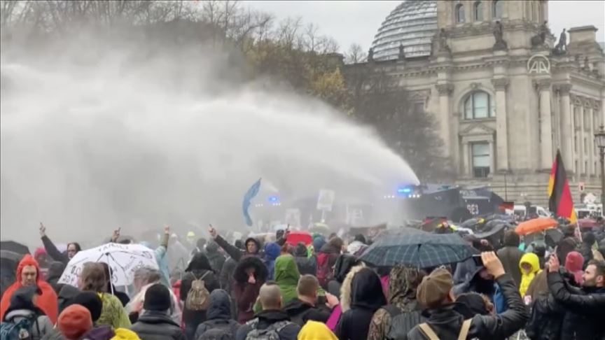 Policija vodenim topovima prekinula protest hiljada građana Njemačke